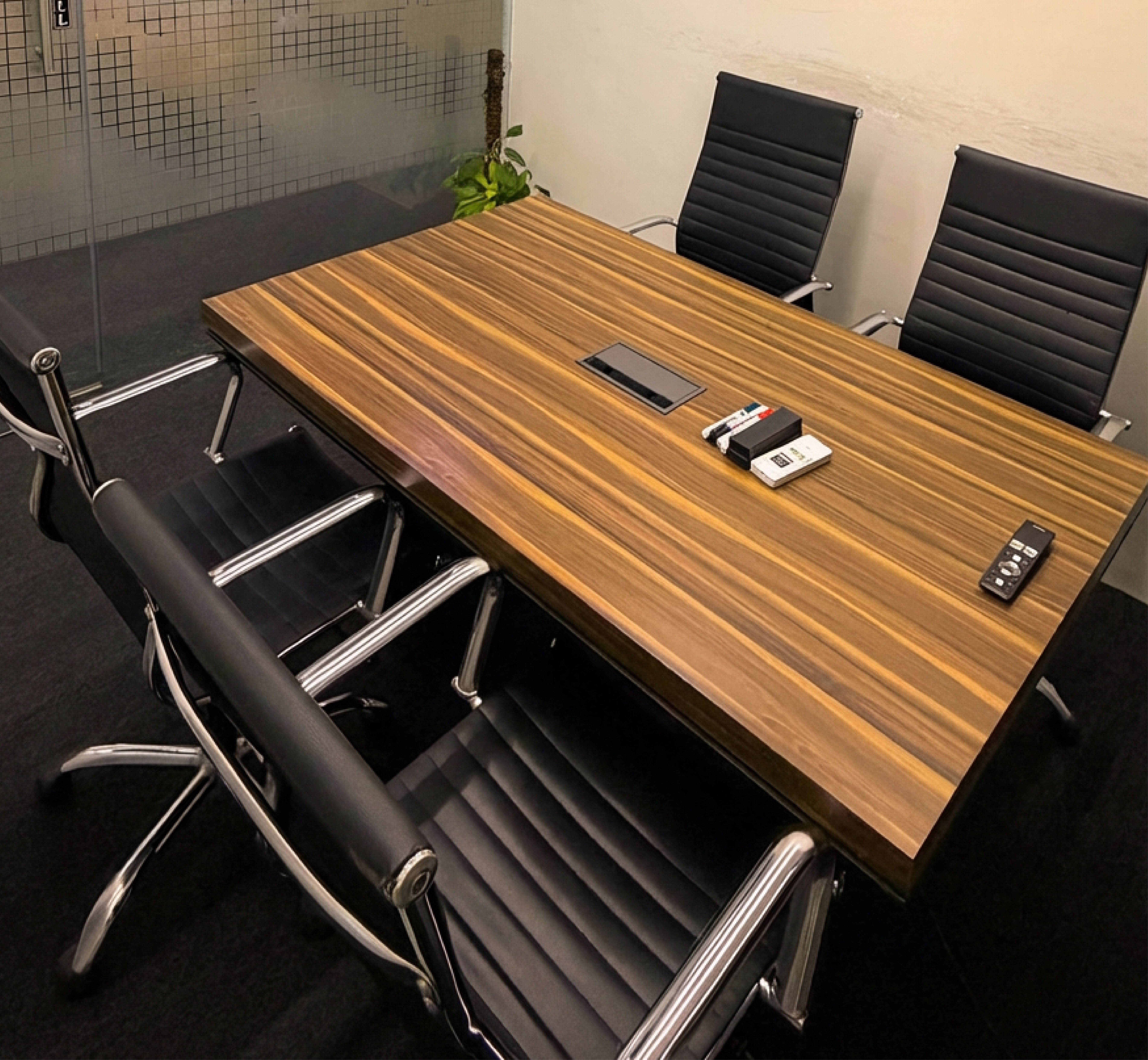 Meeting and discussion room in Beginest workspaces harbor 4